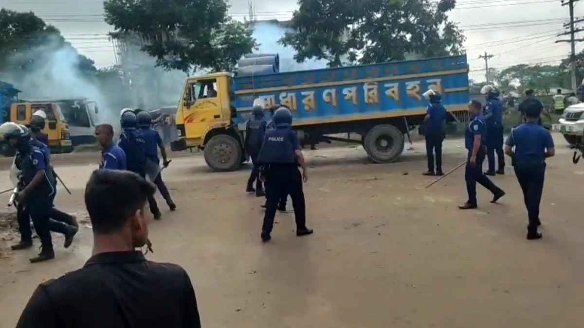 গাজীপুরে শ্রমিকদের বিক্ষোভে টিয়ারগ্যাস, সাউন্ড গ্রেনেড নিক্ষেপ